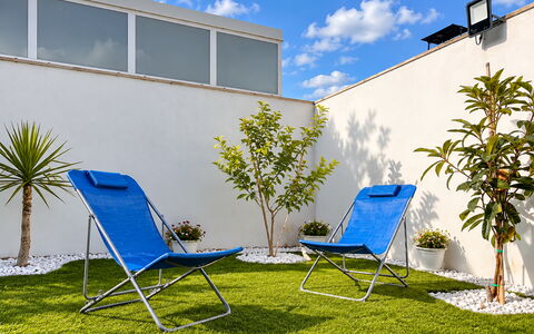 Casa Blugarden: Möbel, Gartenmöbel, Stuhl, Blumentopf, Klappstuhl, Garten, Sonnenliege, Schatten, Zimmerpflanze, Garten