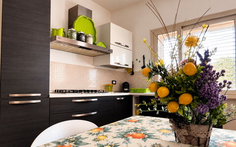 Casa Blugarden: Küche, Interior Design, Countertop, Möbel, Küchengerät, Major Appliance, Gelb, Zuhause, Geschirr, Beleuchtung