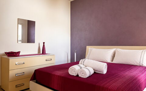 Casa Blugarden: Möbel, Bett, Interior Design, Wand, Schlafzimmer, Fussboden, Flooring, Holz, Bettdecke, Zimmer