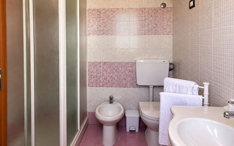 Casa Blugarden: Interior Design, Flooring, Fussboden, Armatur, Zimmer, Badezimmer, Sinken, Installation, Toilette, Decke