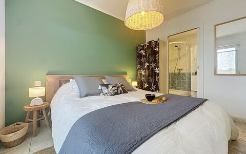 Le Padioleau: Bett, Interior Design, Möbel, Schlafzimmer, Bedding, Flooring, Bettdecke, Wand, Fussboden, Decke