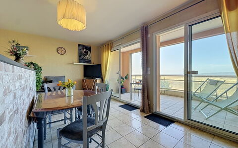 Le Padioleau: Möbel, Fussboden, Stuhl, Meer, Ozean, Hartholz, Schatten, Küche & Esszimmer Tisch, Holzbeize, Balkon