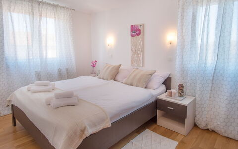 Ivana: Bett, Möbel, Schlafzimmer, Interior Design, Bettdecke, Bedding, Fussboden, Linens, Flooring, Zimmer