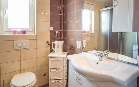 Ivana: Bad Sink, Badezimmer, Armatur, Sinken, Interior Design, Spiegel, Flooring, Zapfhahn, Badezimmerschrank, Fussboden