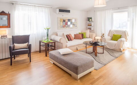 Ivana: Möbel, Interior Design, Couch, Flooring, Fussboden, Wohnzimmer, Zimmer, Wohnung, Tabelle, Holz