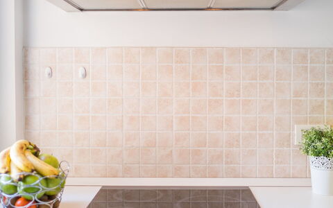 Ivana: Küche, Küchengerät, Flooring, Major Appliance, Countertop, Fliese, Haushaltsgerät, Herd, Herd