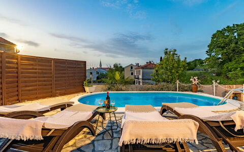 Vila Ivana: Schwimmbad, Gartenmöbel, Möbel, Resort, Sonnenliege, Regenschirm, Eco Hotel, Stuhl, Tisch Im Freien, Hotel