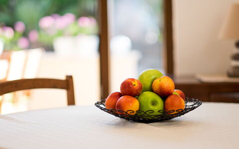 Vila Ivana: Geschirr, Obst, Servierware, Tabelle, Essen, Dishware, Tischdecke, Natural Foods, Produzieren, Teller