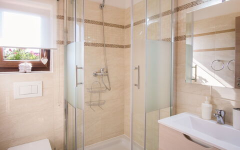 Vila Ivana: Badezimmer, Armatur, Interior Design, Flooring, Fussboden, Badezimmerschrank, Installation, Sinken, Zapfhahn, Spiegel