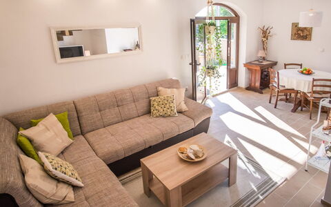 Vila Ivana: Möbel, Interior Design, Flooring, Couch, Fussboden, Holz, Tabelle, Wohnzimmer, Zimmer, Beleuchtung