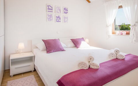 Vila Ivana: Möbel, Interior Design, Bett, Fussboden, Schlafzimmer, Flooring, Textil, Zuhause, Bettdecke, Zimmer