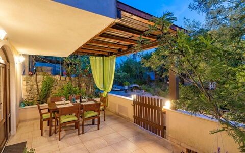 Vila Ivana: Stuhl, Garten, Schatten, Resort, Decke, Eco Hotel, Zimmerpflanze, Holzbeize, Terrasse, Hof