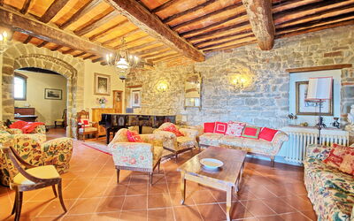 Villa Montescalari: Eigentum, Zimmer, Gebäude, Interior Design, Möbel, Wohnzimmer, Grundeigentum, Decke, Haus, Zuhause