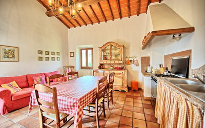 Montescalari 11: Eigentum, Zimmer, Gebäude, Möbel, Interior Design, Grundeigentum, Haus, Decke, Tabelle, Zuhause