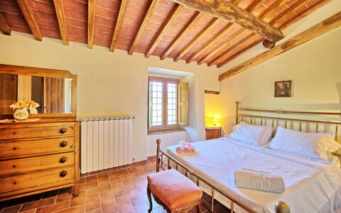 Poggio Conca: Schlafzimmer, Eigentum, Zimmer, Möbel, Bett, Gebäude, Bettrahmen, Decke, Haus, Interior Design