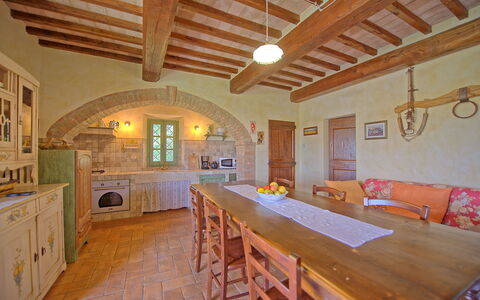 Castelmuzio: Eigentum, Zimmer, Gebäude, Decke, Grundeigentum, Möbel, Haus, Strahl, Interior Design, Zuhause