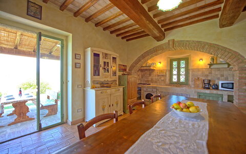 Castelmuzio: Eigentum, Zimmer, Gebäude, Decke, Interior Design, Zuhause, Möbel, Haus, Strahl, Estate