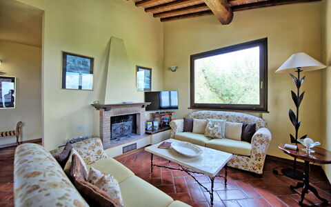 Villa Ulivi: Bilderrahmen, Möbel, Couch, Tabelle, Azurblau, Interior Design, Pflanze, Holz, Wohnzimmer, Fenster