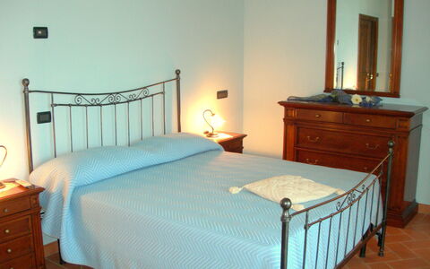Villa Saida: Schlafzimmer, Bett, Möbel, Zimmer, Bettdecke, Eigentum, Bettrahmen, Fussboden, Matratze, Bedding