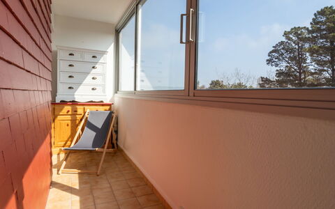Plein Sud: Wohngebiet, Strauch, Haus, Garten, Zuhause, Grundstueck, Dach, Schatten, Rasen