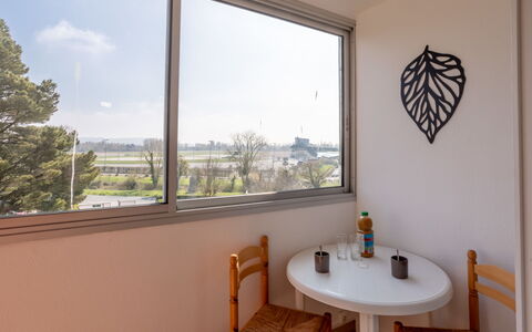 Plein Sud: Wohngebiet, Strauch, Haus, Garten, Zuhause, Grundstueck, Dach, Schatten, Rasen