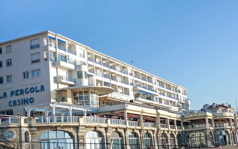 La Pergola: Himmel, Gebäude, Eigentum, Fenster, Eigentumswohnung, Urban Design, Fassade, Freizeit, Stadt