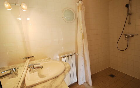 Ensemble de 3 Maisons Lavit: Badezimmer, Zimmer, Eigentum, Wand, Armatur, Fussboden, Bidet, Haus, Die Architektur, Interior Design