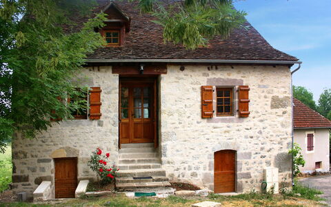 Maison Bonneval: Pflanze, Gebäude, Fenster, Himmel, Baum, Haus, Tür, Grundstueck, Holz, Biome