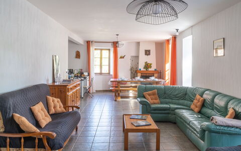 Ferme: Möbel, Couch, Tabelle, Fenster, Zimmerpflanze, Holz, Pflanze, Interior Design, Gebäude, Wohnzimmer