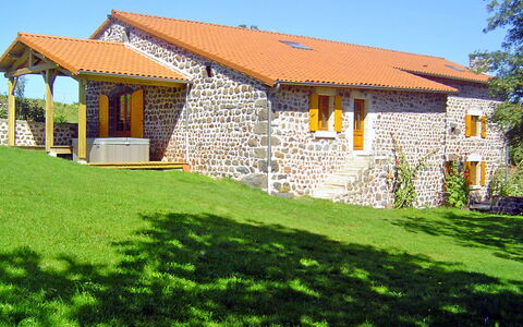 Ferme: Himmel, Gebäude, Pflanze, Eigentum, Fenster, Natur, Baum, Haus, Grundstueck, Natürliche Landschaft
