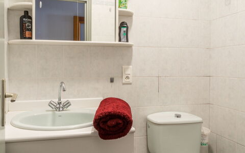 Ferme: Zapfhahn, Armatur, Bad Sink, Sinken, Spiegel, Badezimmer, Lila, Rechteck, Interior Design, Badezimmerschrank