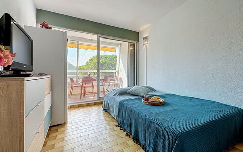 La Lagune: Flooring, Fussboden, Interior Design, Wohnung, Holzbeize, Schatten, Stuhl, Hartholz, Balkon, Hotel
