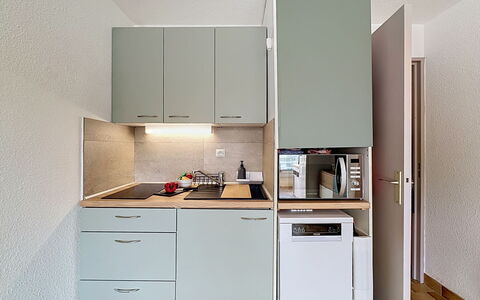 La Lagune: Küche, Küchengerät, Major Appliance, Countertop, Cabinetry, Interior Design, Holz, Möbel, Flooring, Spüle