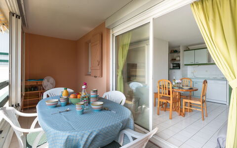 Port Camargue 300: Möbel, Tabelle, Zimmerpflanze, Pflanze, Gebäude, Fenster, Interior Design, Wohnzimmer, Flooring, Fussboden