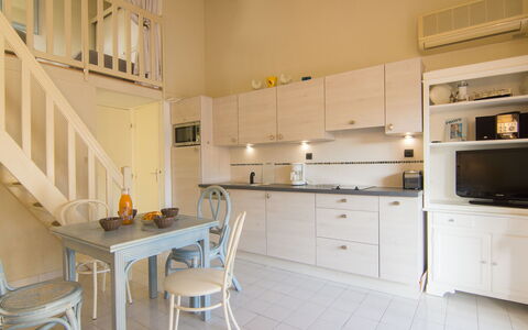 Cap D'Agde 710: Cabinetry, Möbel, Eigentum, Countertop, Gasherd, Herd, Cooktop, Küchengerät, Küche, Holz