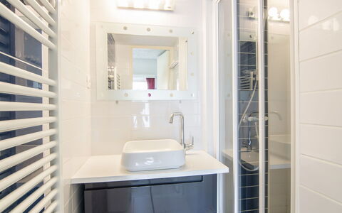 Cap D'Agde 710: Spiegel, Eigentum, Möbel, Cabinetry, Armatur, Badezimmer, Flooring, Schublade, Sinken