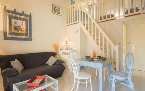 Cap D'Agde 710: Tabelle, Möbel, Eigentum, Couch, Holz, Stuhl, Beleuchtung, Gebäude, Interior Design, Wohnzimmer