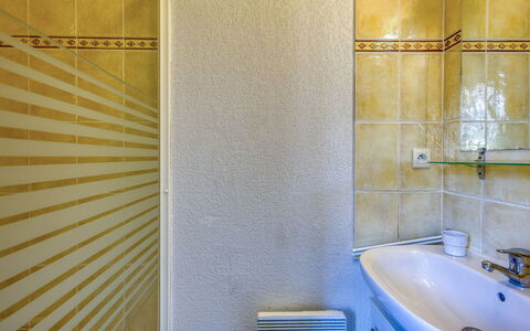 Narbonne-Plage 450: Zapfhahn, Armatur, Spiegel, Sinken, Badezimmer, Bad Sink, Gebäude, Interior Design, Holz