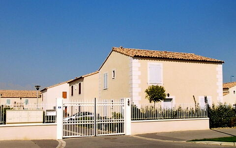 Narbonne-Plage 450: Himmel, Pflanze, Gebäude, Fenster, Tür, Haus, Beleuchtung, Grundstueck, Zaun, Schatten