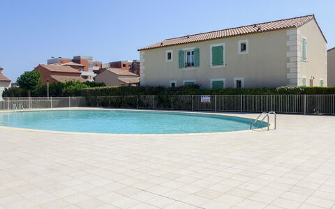 Narbonne-Plage 450: Wasser, Himmel, Eigentum, Gebäude, Schwimmbad, Pflanze, Fenster, Rechteck, Schatten, Haus
