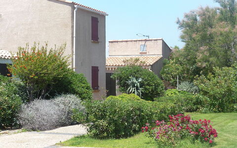 Les Leucatines 3: Pflanze, Himmel, Blume, Gebäude, Fenster, Baum, Haus, Grundstueck, Gras, Hütte