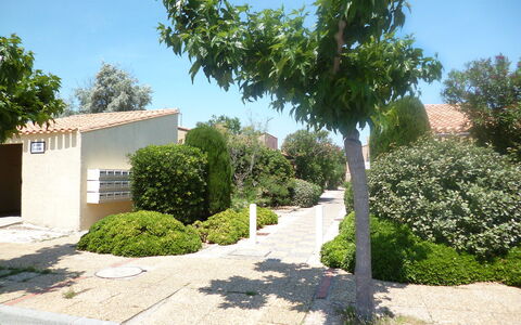 Les Leucatines 3: Pflanze, Himmel, Gebäude, Blatt, Strassenbelag, Baum, Haus, Schatten, Grundstueck, Strassenlicht