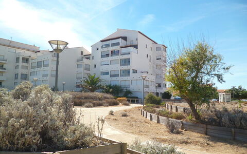 Les Cyclades: Himmel, Pflanze, Wolke, Gebäude, Eigentum, Fenster, Grundstueck, Baum, Urban Design, Strassenlicht