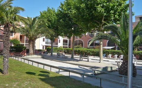 Canet-Plage 200: Baum, Öffentlicher Raum, Wohngebiet, Schatten, Rasen, Garten, Hazienda, Landscaping