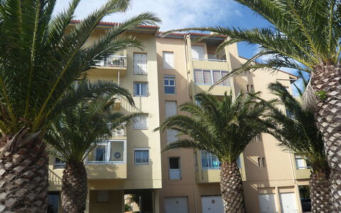 Les Marines de Port Canet: Himmel, Gebäude, Daytime, Eigentum, Fenster, Wolke, Azurblau, Baum, Vegetation, Arecales