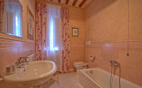 Villa Fontine: Badezimmer, Zimmer, Eigentum, Fliese, Wand, Interior Design, Gebäude, Fussboden, Zuhause, Grundeigentum