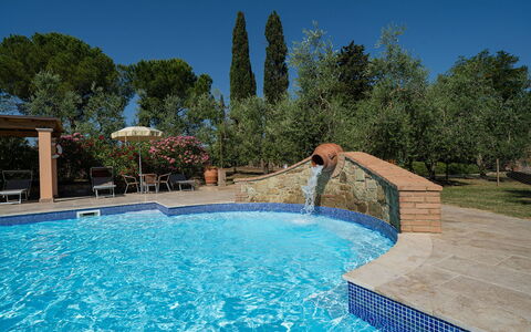 Montelopio: Wasser, Pflanze, Schwimmbad, Himmel, Natur, Azurblau, Freizeit, Baum, Verbundwerkstoff, Grundeigentum