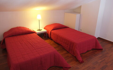 Le Central Beach: Bett, Schlafzimmer, Möbel, Zimmer, Bettdecke, Eigentum, Bedding, Rot, Bettrahmen, Fussboden