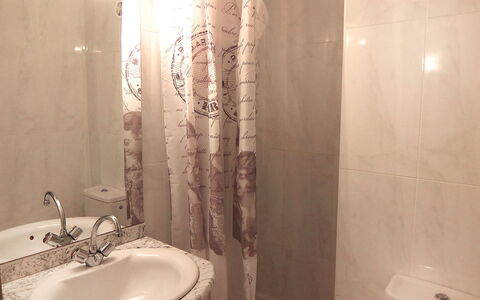 Le Central Beach: Badezimmer, Duschvorhang, Eigentum, Zimmer, Wand, Armatur, Bad Zubehör, Vorhang, Interior Design, Toilette