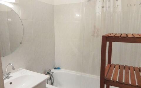Thalacap: Badezimmer, Eigentum, Zimmer, Wand, Fussboden, Badewanne, Interior Design, Fliese, Grundeigentum, Die Architektur